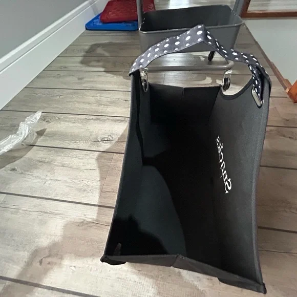 Thirty one big storage bin - Picture 2 of 4